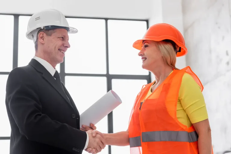 Um profissional realiza uma consultoria em engenharia.