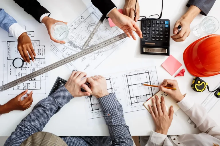 Uma equipe faz a gestão de obras de um projeto.