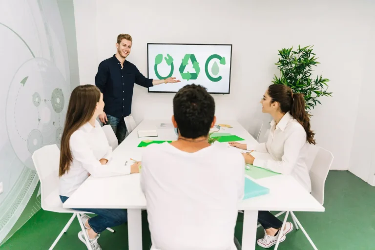 Uma equipe de profissionais avalia estratégias ESG para a empresa.