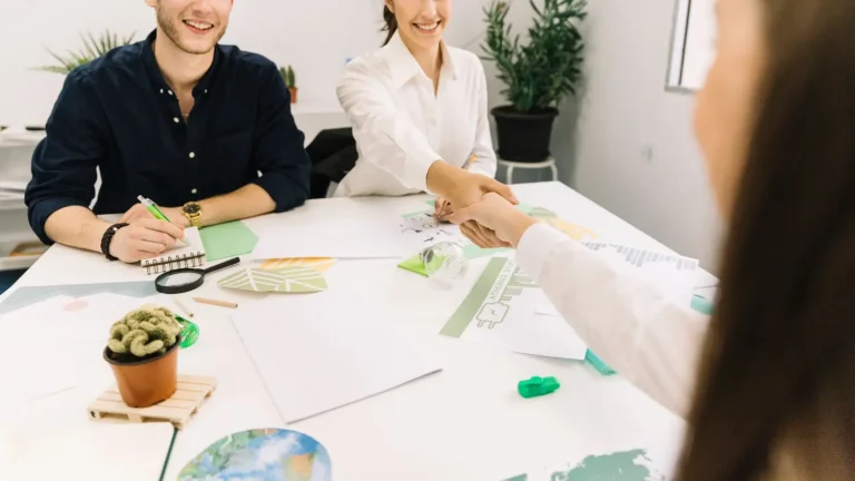 Um grupo de empresários conversam sobre o licenciamento ambiental.