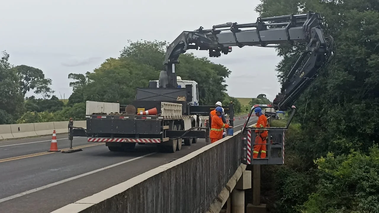 Uma equipe inspeciona e recupera a ponte em uma rodovia urbana.
